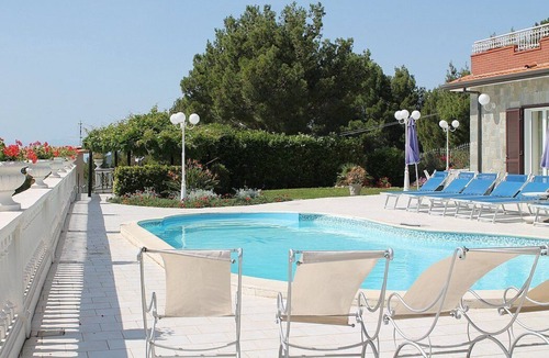 Castellabate Villa | Villa Virginia: A splendid two-story villa which faces the sun and the sea, with Free WI-FI.