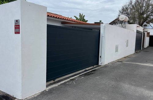 Urbanizacion Costabella House | Villa with a pool and a guest house by the beach