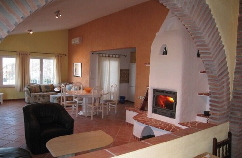 Los Romanes Villa | Villa with palm trees, pool in the mountains of Axarquia, near the sea, reservoir, close to town