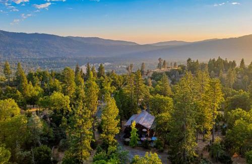 Oakhurst Apartment | Vintage Sunset Villa by Bass Lake 17 miles from Yosemite National Park