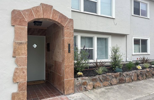 East End Apartment | Walk Downtown + Beach King Beds Family-Friendly