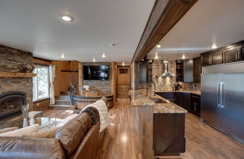 Tahoe Village Cabin | Walk to Stagecoach Lift - 5BR Luxury Ski Cabin - Private Hot Tub - 3 Fireplaces