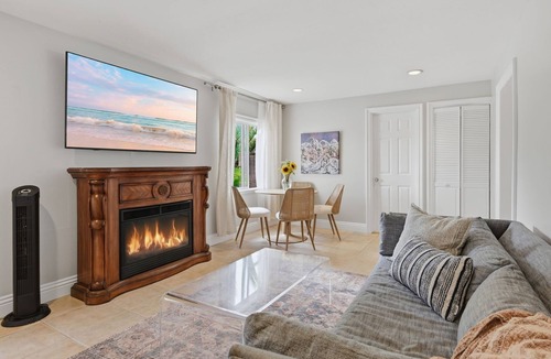 Carlsbad Village Cottage | Walk to the Beach Light and Bright 1-bedroom cottage in Carlsbad let's getaway