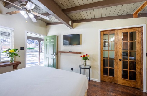 Tahoe Island Cabin | Welcoming 1-king bedroom lodge in South Lake Tahoe w/Kitchen