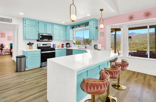 Oakhurst Villa | Yosemite Luxe: Designer retreat w/MiniGolf, HotTub