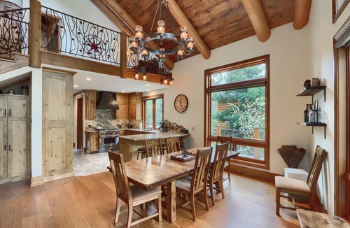 North Wawona Cabin | Yosemite's Grand Estate - Private Estate for Large Gatherings