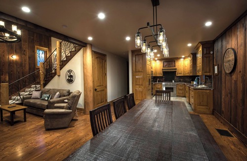 North Wawona Cabin | Yosemite's Grand Estate - Private Estate for Large Gatherings