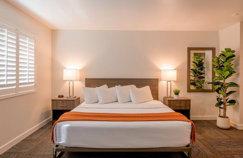 Moss Landing Hotel | Your Coastal Hideaway: Deluxe King with Wet Bar