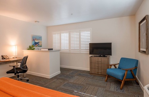 Moss Landing Hotel | Your Coastal Hideaway: Deluxe King with Wet Bar
