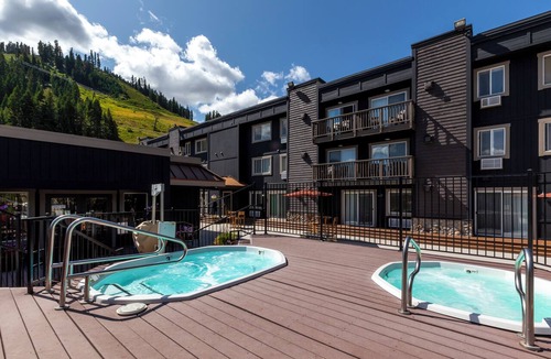 Olympic Valley Hotel | Your Mountain Hideaway! Free Parking, Outdoor Spa Tub, Full Kitchen!