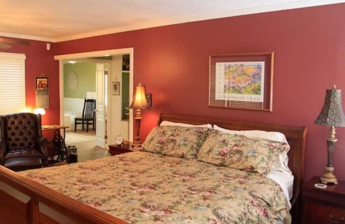 Reedley Apartment | Zinfandel Suite Sequoia View B&B