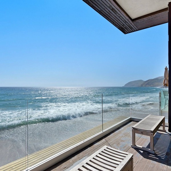 Malibu Modern Beach House - Rooftop Deck - On a Private Sandy Beach!