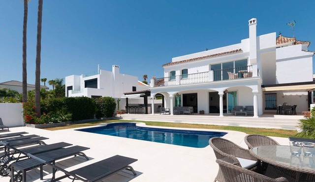 09 - 5 Bed Luxury Villa walking distance to the be