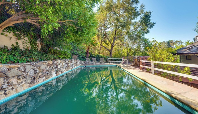 < 1 Mi to UCLA: Pet-Friendly Couples Retreat!