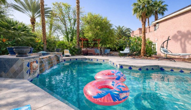 10BR/6BA - 2 Private Homes, Pool, Heated Spa, Golf -Family Reunions & Big Groups