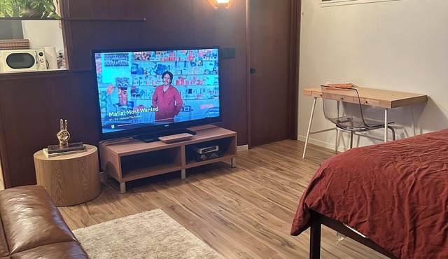 1950’s Mid-Century-Modern studio with AC and WiFi in lovely Merced