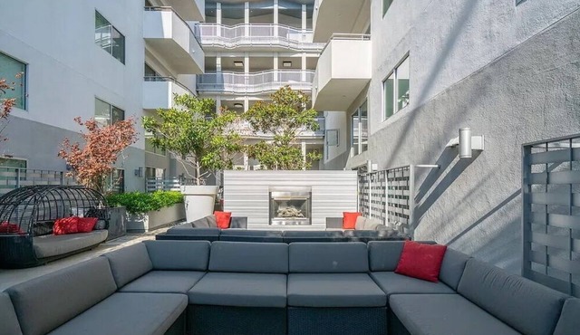 2 BD Condo - Great Food - Close to UCLA + Samo