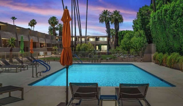 2 BR Chic Mid Century located in the heart of Palm Springs w/stunning pool
