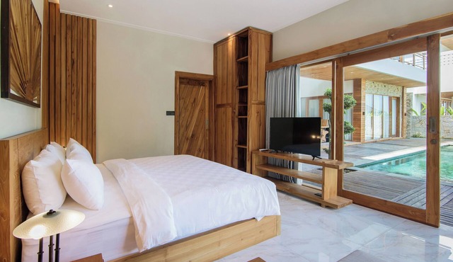 2 minute walk to beach - 3 BR Beachfront Villa