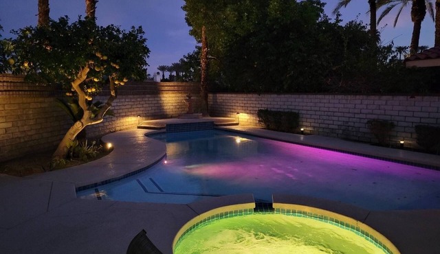 2 minutes to casino, large private pool w/jacuzzi, tennis, gym, hiking trails