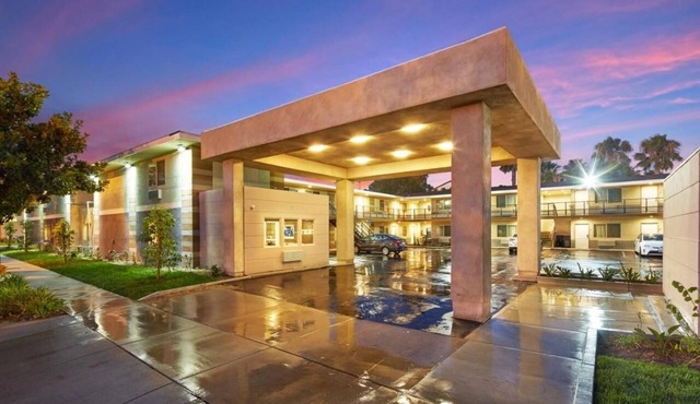 2 Units – Perfect for Groups, Steps to Disneyland w/Pool Access