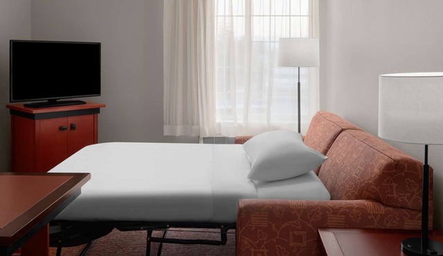 2 Welcoming Suites Near Roseville Golfland Sunsplash, Perfect for Families!