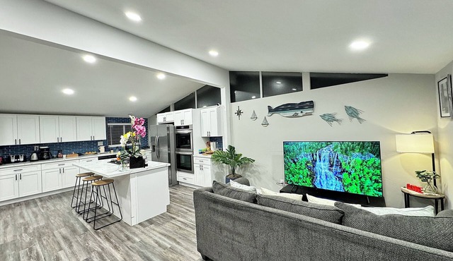 2000SqFt Oasis Outdoor Patio BBQ for Family 5Beds, 4KTV, 4BdR, 2BathR Fast EV