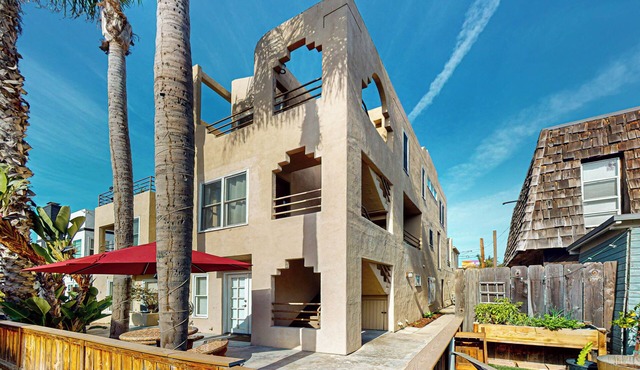 2BR Condo Steps to the Beach & Blvd-dog-friendly