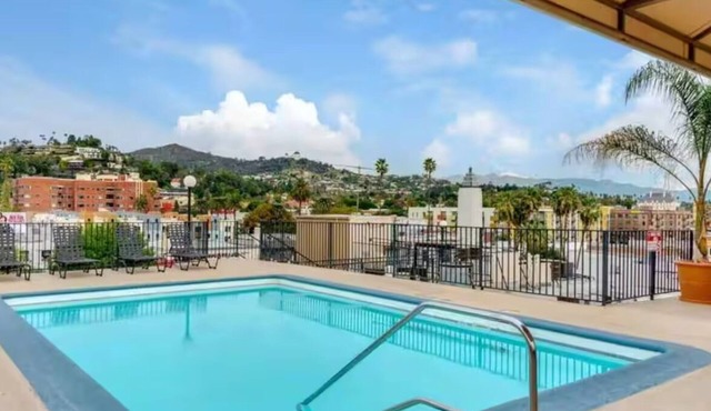 2BR Hollywood Apt w/Rooftop Pool & Stunning Views of city and the Hollywood