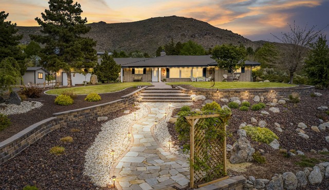 3-Bedroom Villa 25 minutes from Tahoe