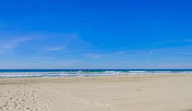 3 Outdoor Patios * Ocean Views * AC * 3 Parking
