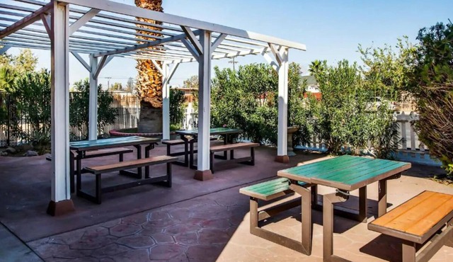 3 Quiet & Budget-Friendly Rooms Near Parks & Restaurants - Perfect for a Stroll