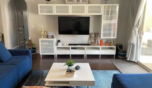 4 bdrm villa w/cabana,pool,sauna,office& RV prkng