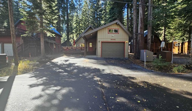 4 bedroom, 2 bath, sleeps 10 adults. West End Donner Lake.