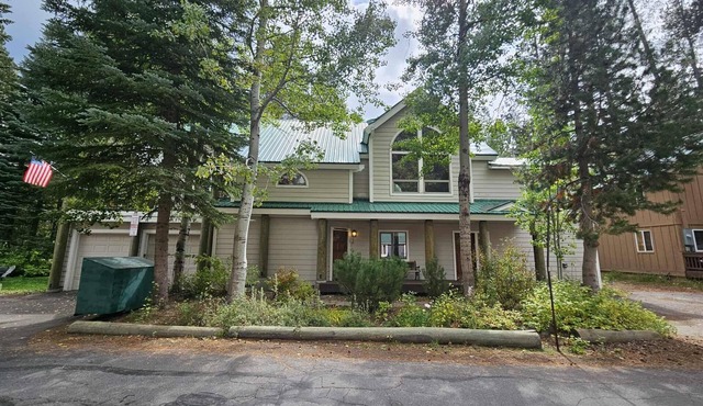 4 bedroom, 3 bath, sleeps 10 adults with 2 addtl rooms. West End Donner Lake.