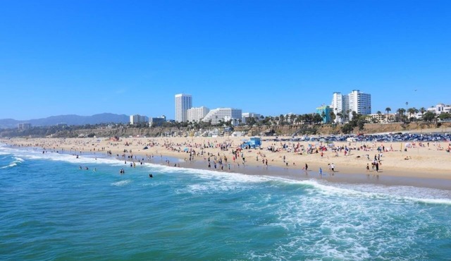 4 bedroom apartment near LACMA! Sleeps 10n