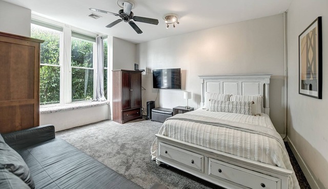 4 Bedroom flat in ideal location by upscale shops, cafes. Fast WiFi