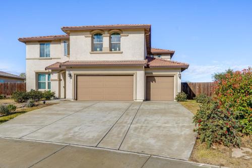 4 Mi to CSUB Campus: Spacious Home w/Yard