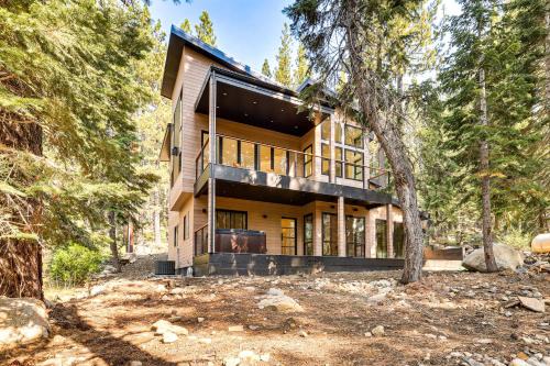 4 Mi to Soda Springs Resort: Hot Tub Hideaway!