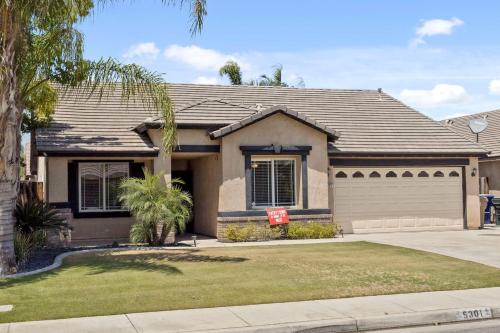 4bdrm 2bath Modern Getaway KING Bed Sleeps 8 in Bakersfield