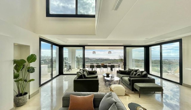 5 star luxury sea view, golf, pool, sun.
