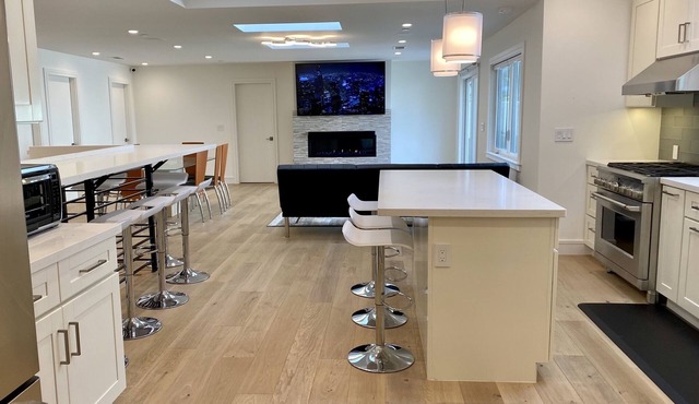 8 BR 8 bath, Great for Groups/Retreats, Complete New Renovation, Walk Downtown