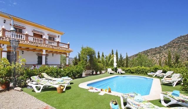 A captivating retreat with pool for an exceptional group holiday. Pet friendly.