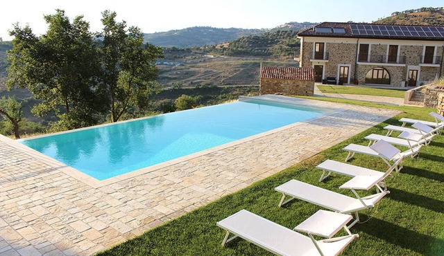 A characteristic countryhouse in local stone immersed in the Cilento vineyards