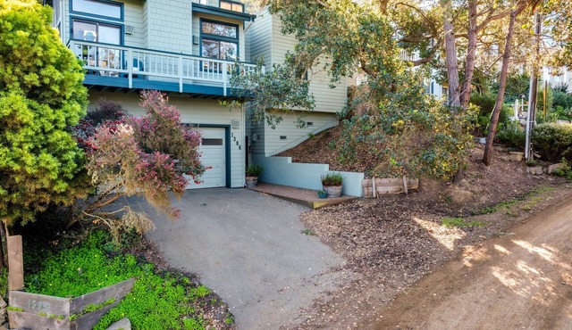 A Skyhigh Retreat: 2 BR, 2 BA House in Cambria, Sleeps 4
