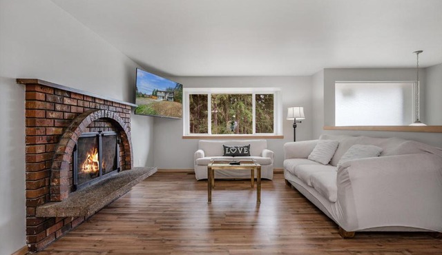 A very large 2 level 4 Beds 2 Baths Entire House in Everett