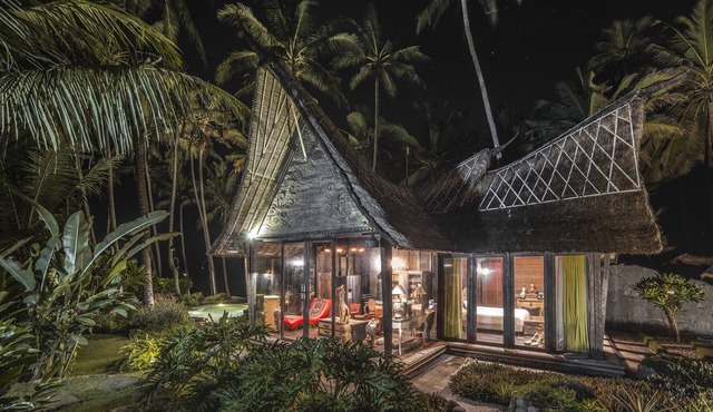 Absolute Beachfront Romantic Villa Laut