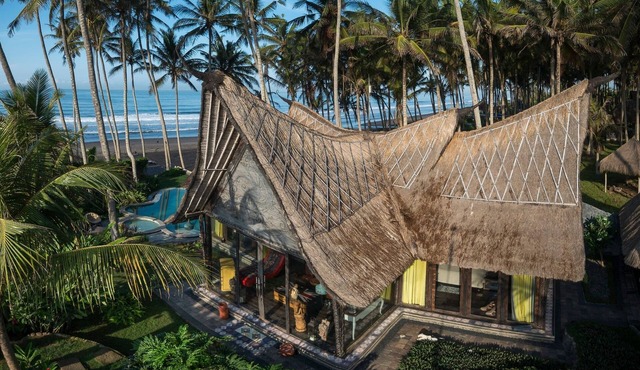 Absolute Beachfront Villa Laut