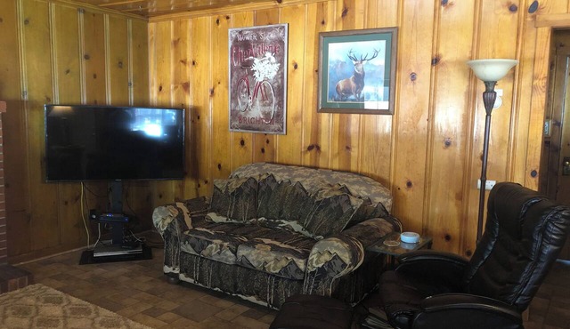 Adorable 2-bedroom cabin in South Lake Tahoe perfect for getaway.