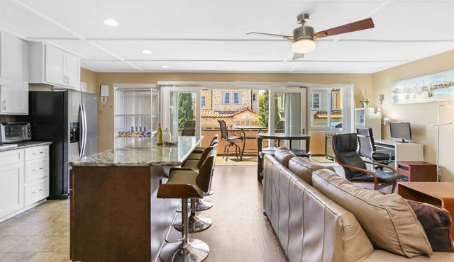 Air conditioned Balboa Island Flat, Steps to Balboa Island Ferry, w/Parking. Amazing Location!